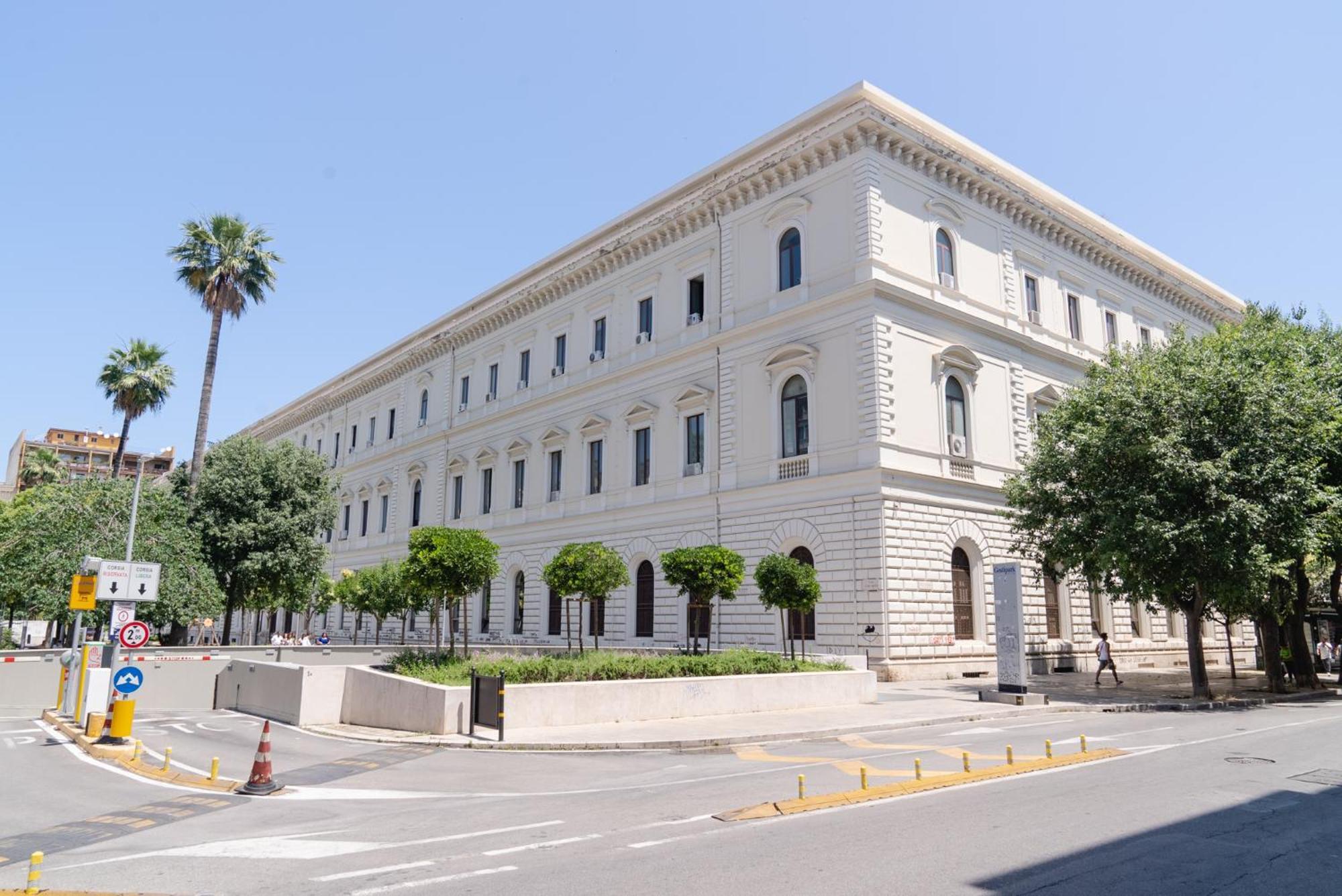 Shl _ Grandi Stazioni _ Bari Centrale Екстериор снимка